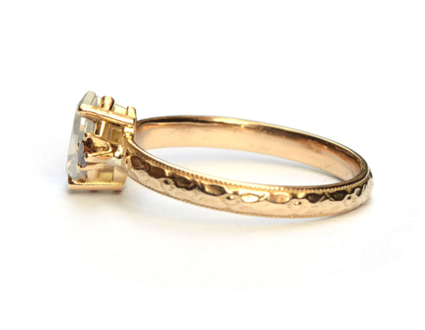 Ring met peervormige opaaldiamant