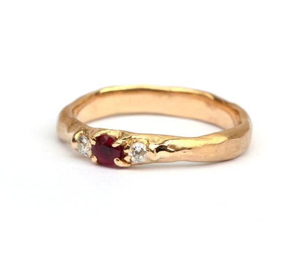 Ruwe ring met robijn en bolsjewiek diamanten