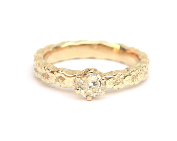 Ring met bolsjewiek diamant