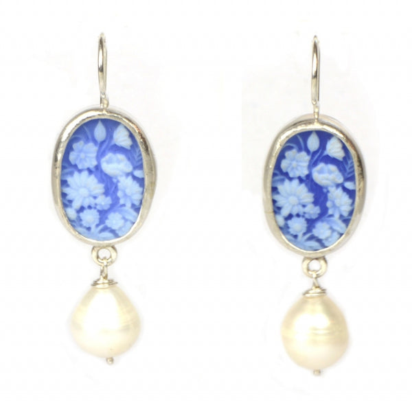 Oorhangers met blauwe camees en parels