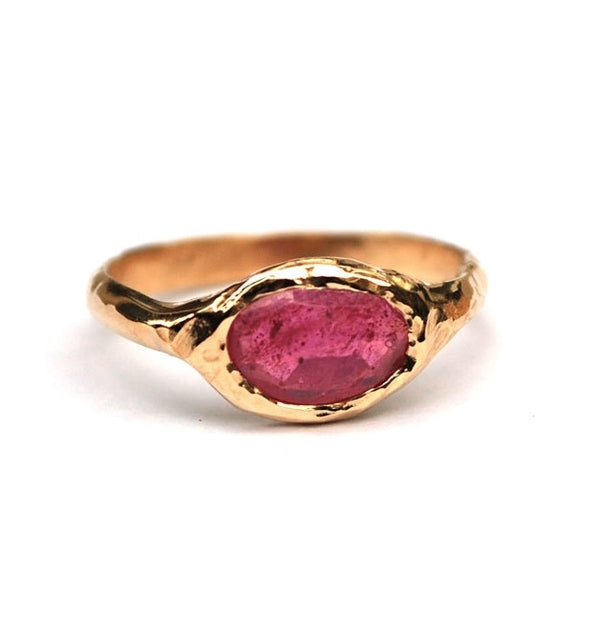 Ring met knalroze saffier