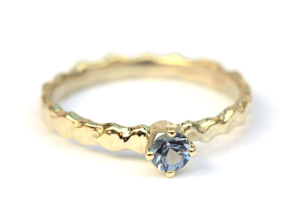 Ring met blauwe spinel
