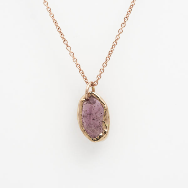 Roodgouden ketting met roze saffier