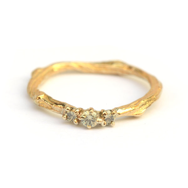 In opdracht gemaakte ring met natural light green diamanten