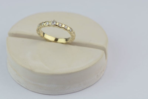 Ring van oud goud en gerecyclede diamanten