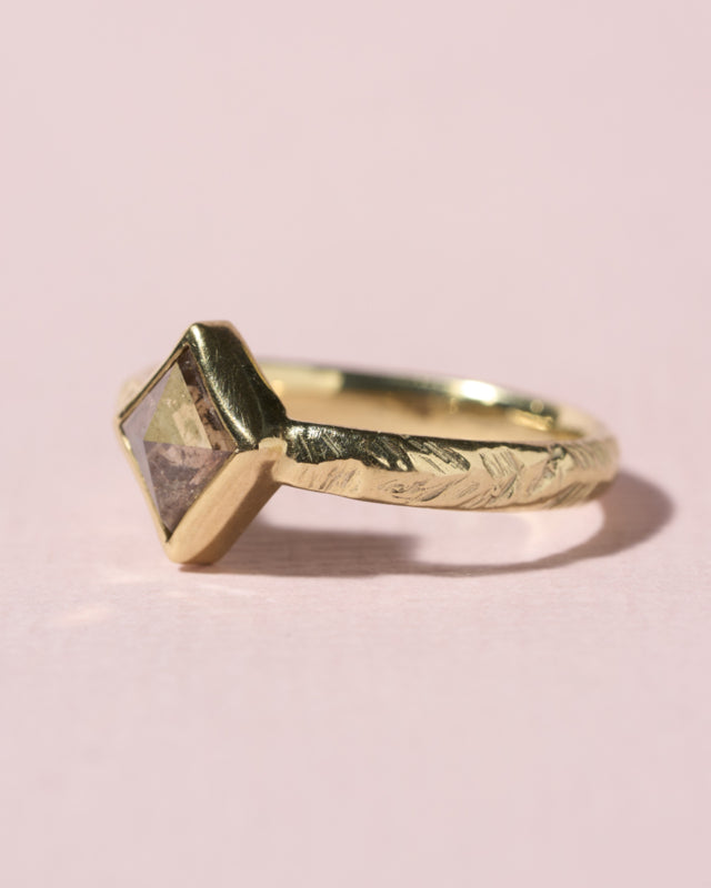 Mysterieuze ring met kite diamant