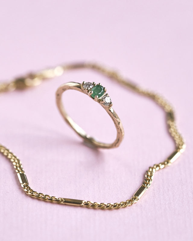 Ring met ovale smaragd en twee diamanten