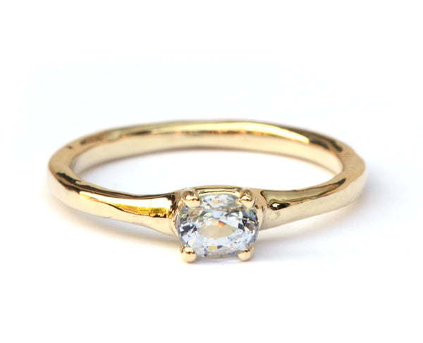 Ring met ovale lichtblauwe saffier