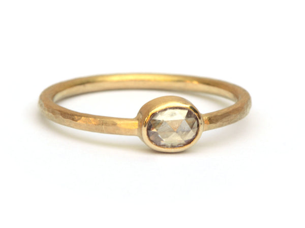 Ring met lila ovale diamant