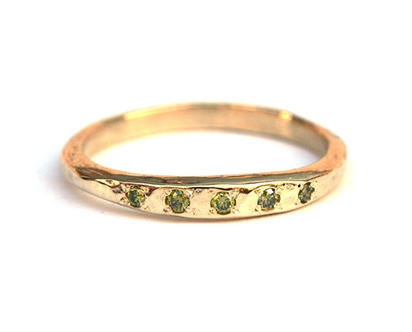 Ring met appelgroene diamantjes