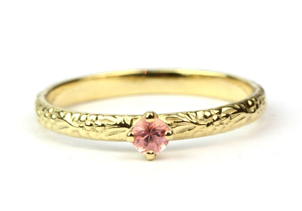 Verlovingsring met roze saffier en bloemetjesmotief