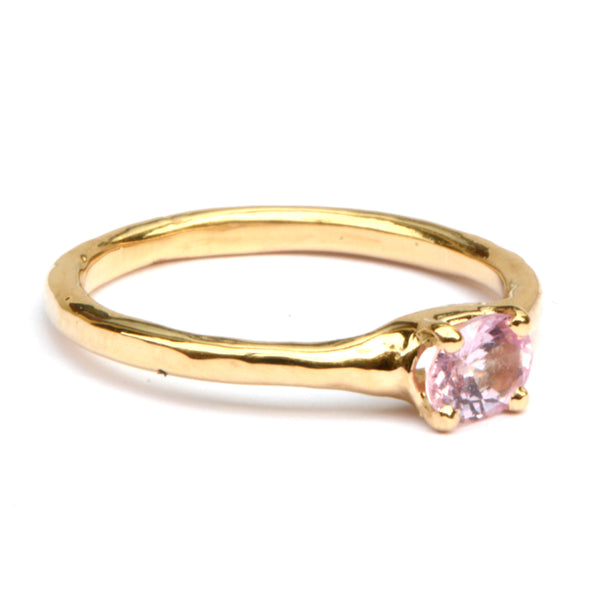 Ring met roze ovale saffier