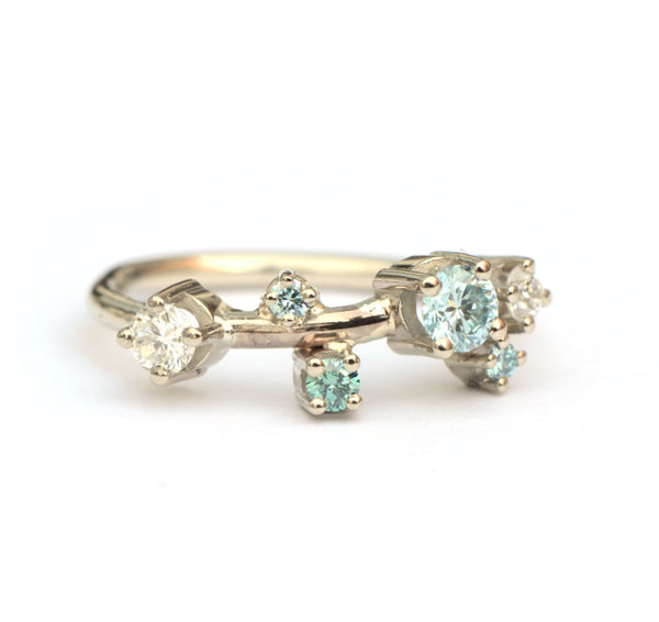 Trouwring met blauwe en witte diamanten