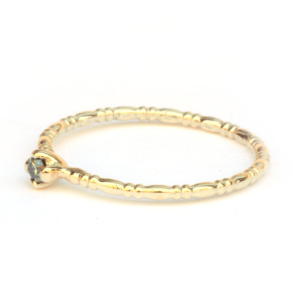 Noa ring in geelgoud met een lichtgroene diamant
