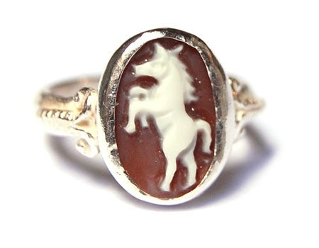 Zilveren ring met kleine paardencamee