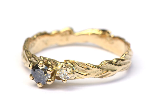 Trouwring met twee diamanten
