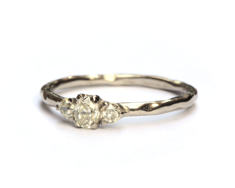 Ring met drie antieke diamanten