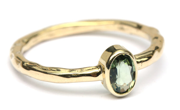 Ring met ovale groene saffier