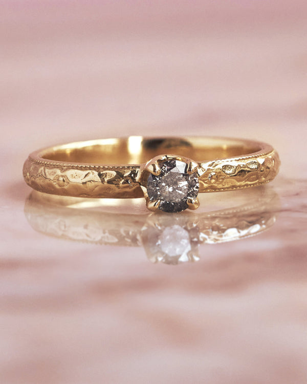 Ring met art deco motief en galaxy diamant