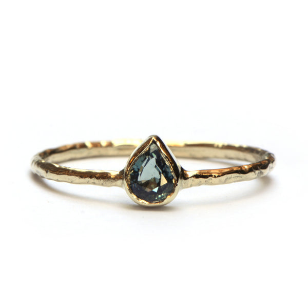 Ring met groene druppelsaffier