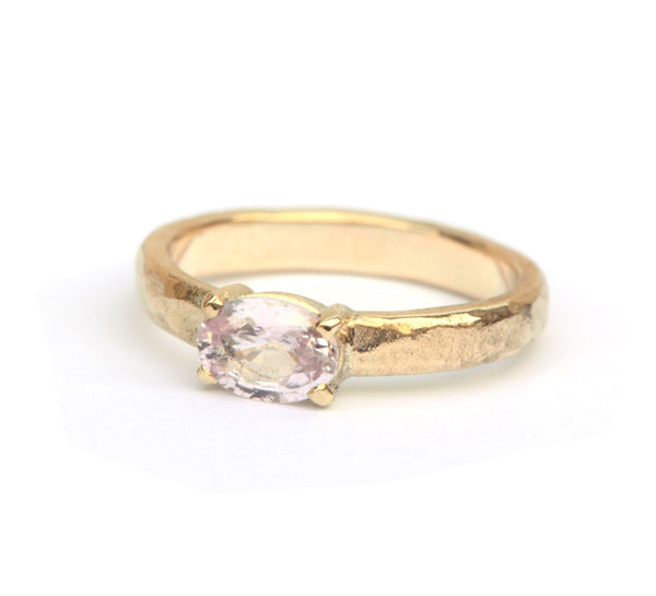 Ring van eigen goud met roze saffier