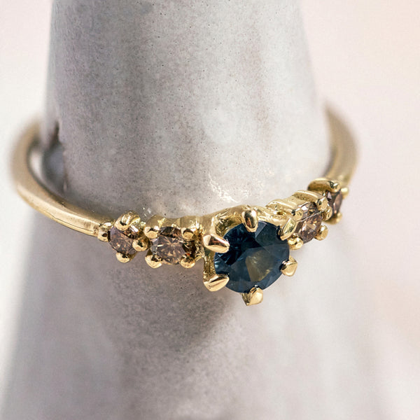 Ring Noralia met saffier en chocodiamanten