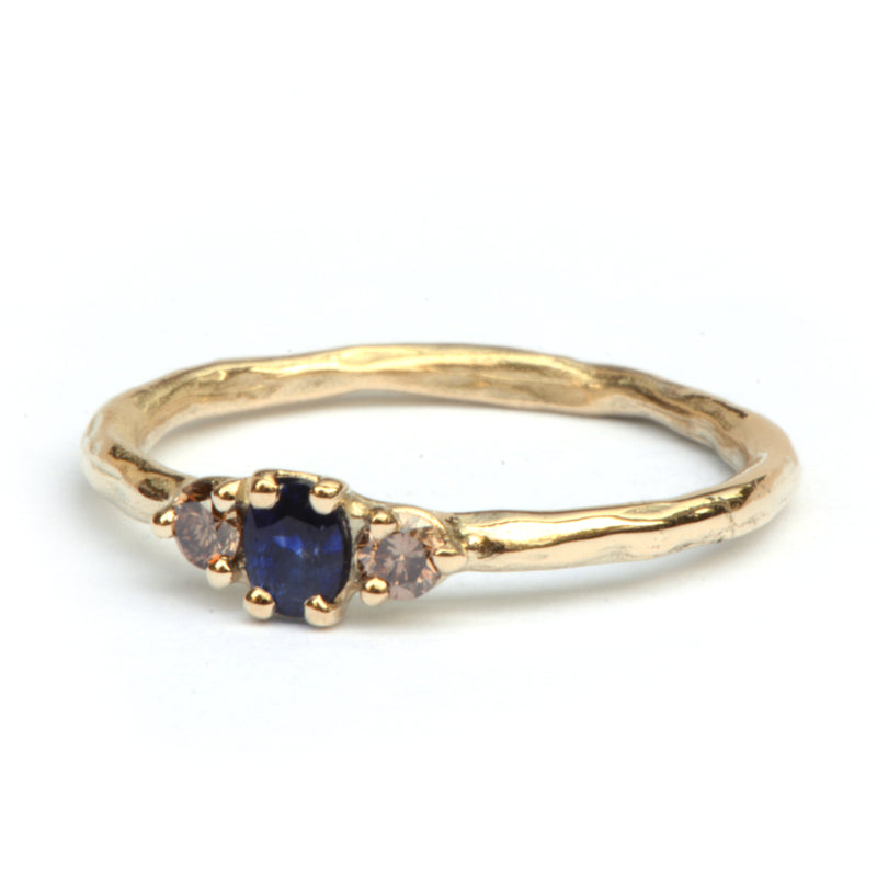 Ring met donkerblauwe saffier en choco diamanten