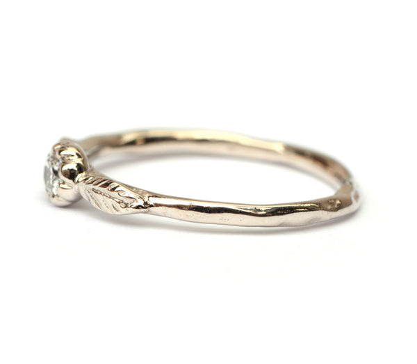 Witgouden ring met diamant in bloemzetting