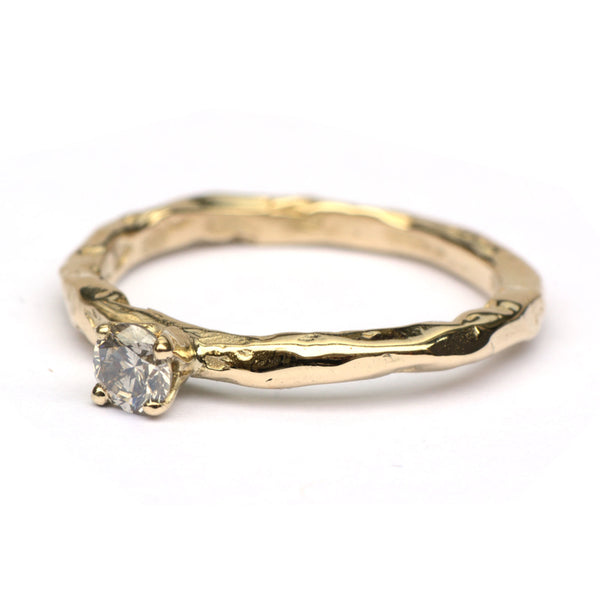Organische verlovingsring met grijze diamant