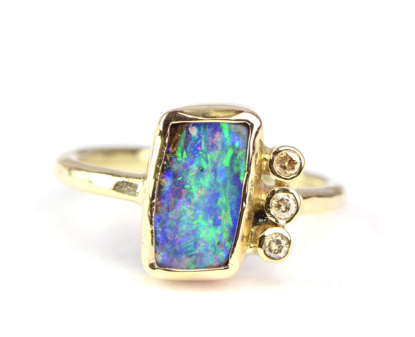 Ring met geopaliseerd hout