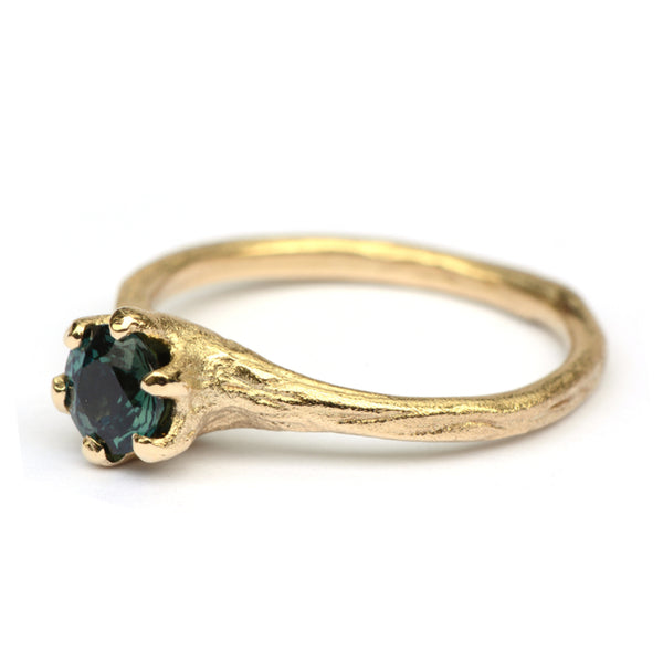 Ring met color change saffier