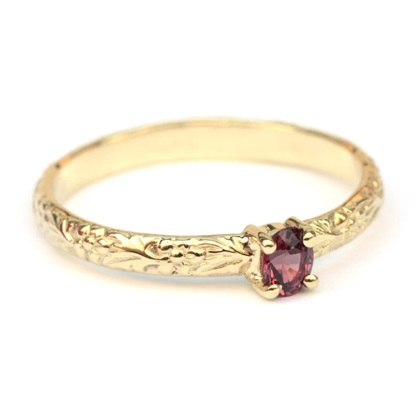 Ring met bloemmotief en robijn