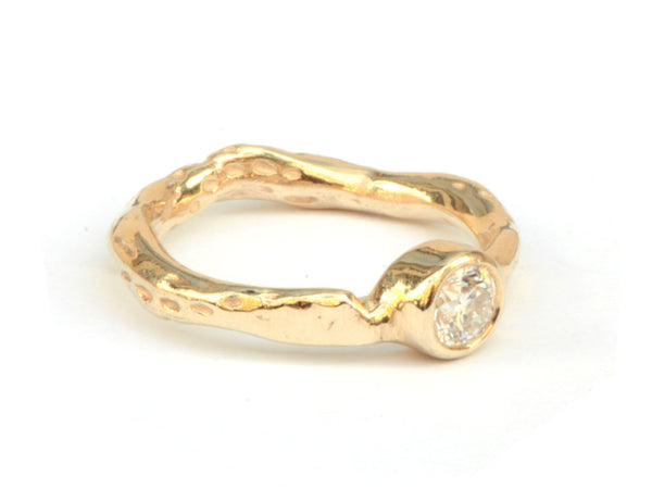 Koraalring met diamant