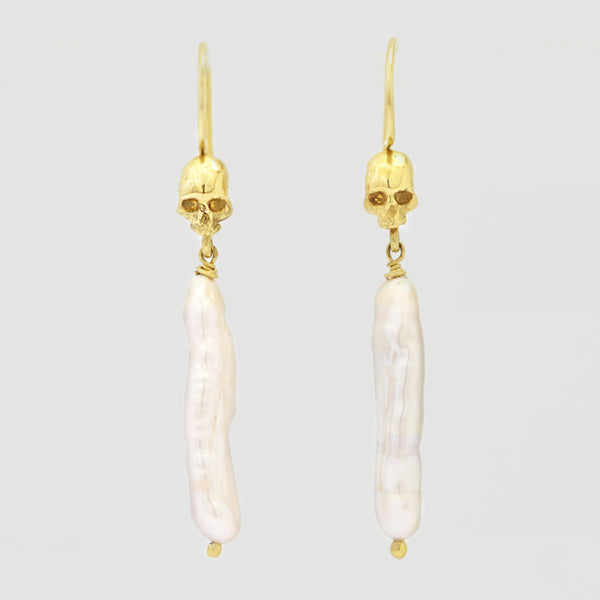 Skully oorhangers met lange parels