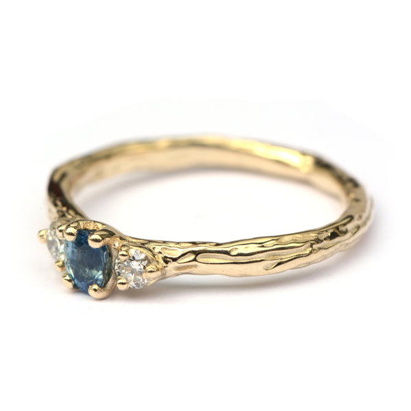 Twig ring met blauwe saffier en diamant