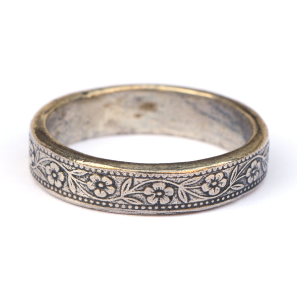 Ring met bloemmotief aan de buitenkant