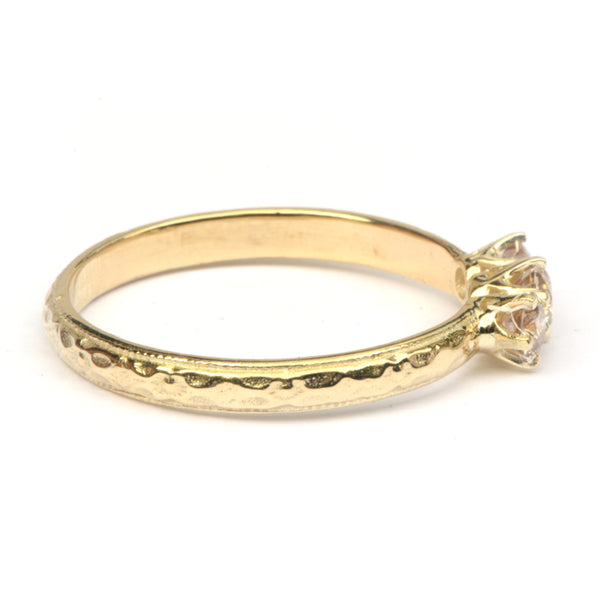 Romantische ring met drie pinkish brown diamanten