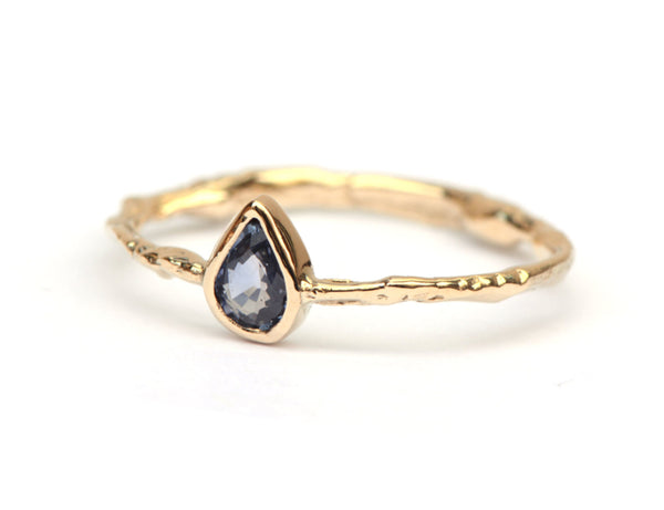 Delicate ring met blauwgrijze druppelsaffier