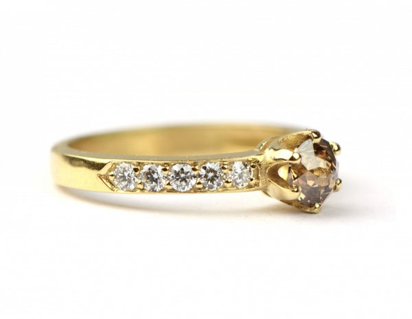 Klassieke ring met fancy diamant