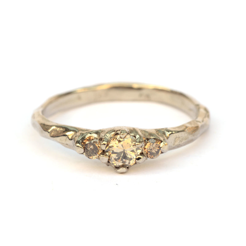 Palladium witgouden ring met bruine diamanten