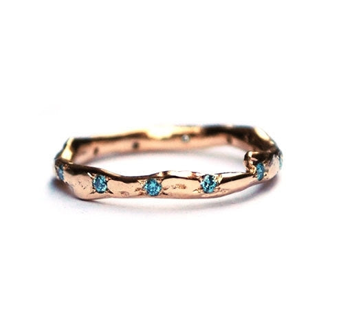 Eternity ring met ijsblauwe diamanten
