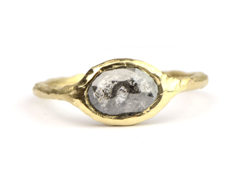 Ring met ovale salt & pepper diamond