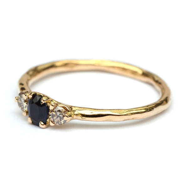 Ring met ovale donkere saffier en bruine diamanten