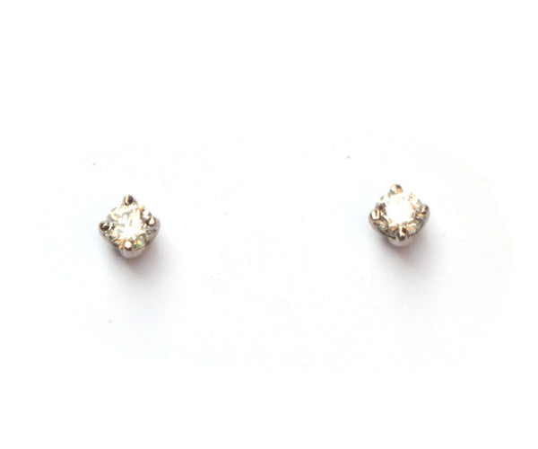 Witgouden oorstekers met diamant