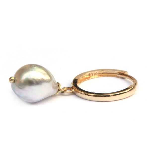 Single oorring met grijze druppelparel
