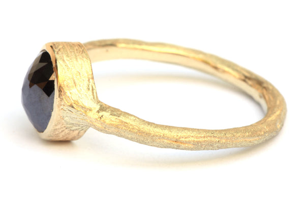 Ring met ovale zwarte diamant