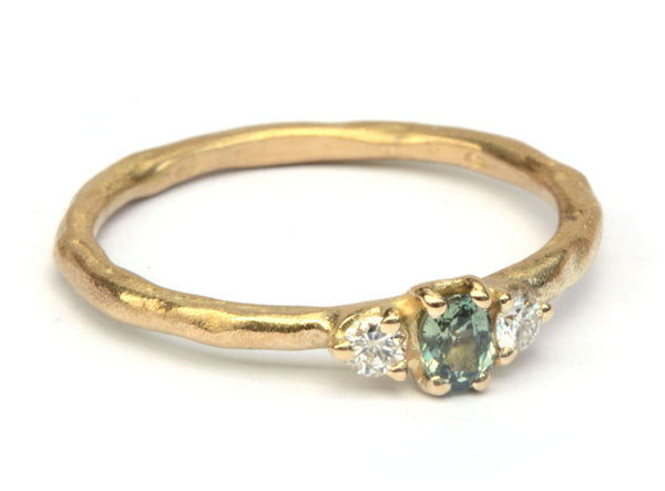 Ring met groene saffier en diamant
