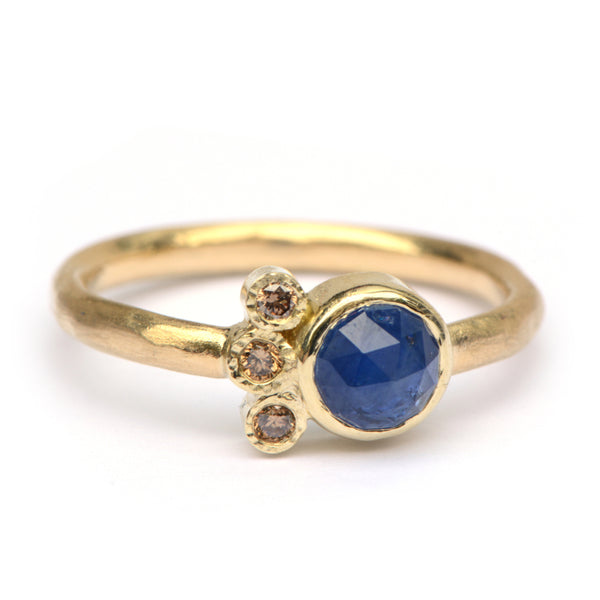 Ring met ronde saffier en diamantjes