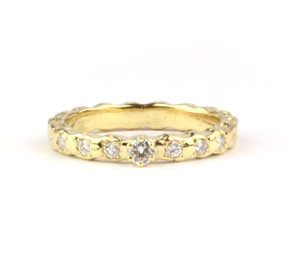 Ring van oud goud en gerecyclede diamanten
