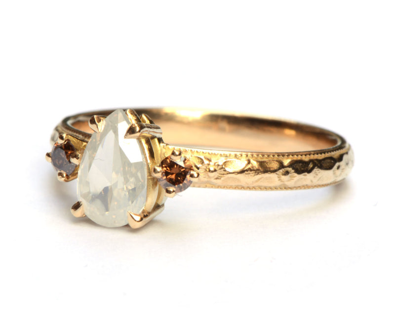 Ring met peervormige opaaldiamant